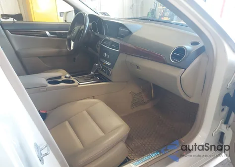 2013 Mercedes-Benz C 300 Sport 4Matic z USA, uszkodzony, nr VIN WDDGF8AB2DG075166